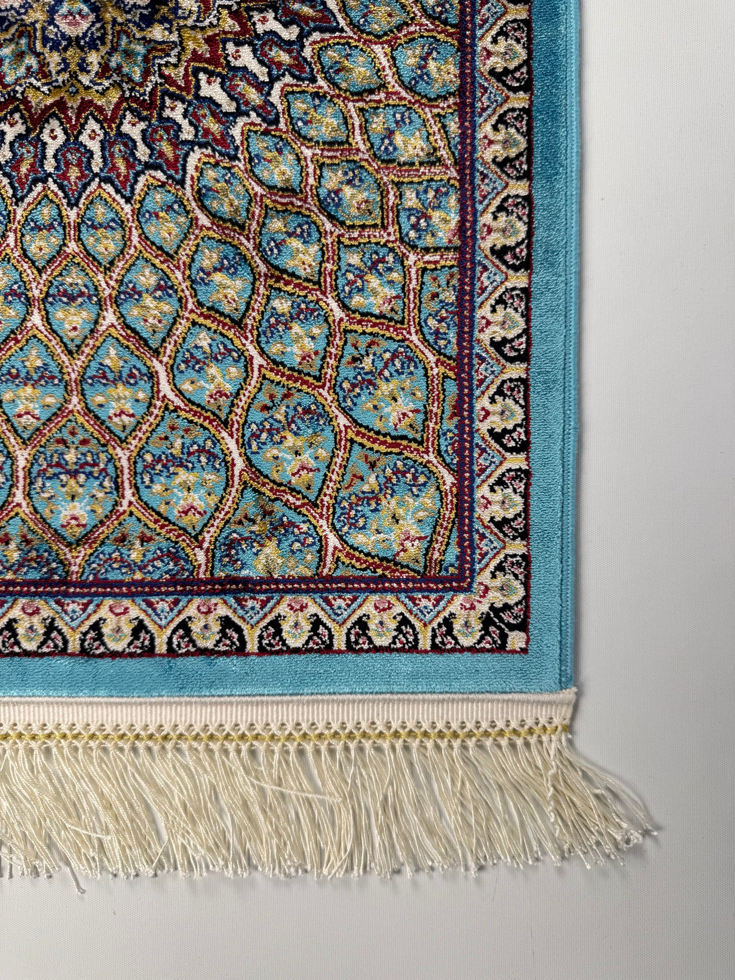 Silken Echo İpeksi Dokuma Halı – Turkuaz Kenarlı Medalyon ve Geometrik Desenli Halı (0.40 x 0.60 m) | SE-0038