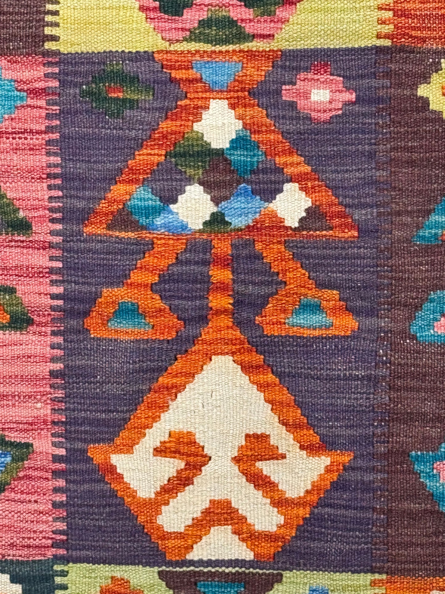 Nomad Glow El Dokuma Kilim – Mor Zeminli Canlı Renkli Geometrik Otantik Kilim (1.54 x 2.06 m) | NG-0029